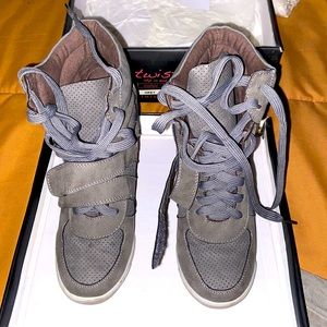 These are a pair of sneaker wedges Twisted in color Grey size 7